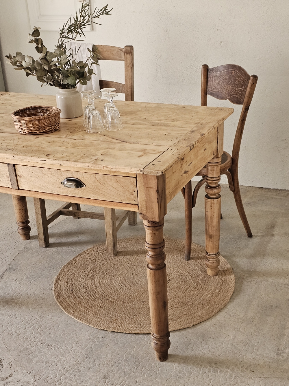 Ancienne table en bois massif -2 tiroirs 20260227_115522
