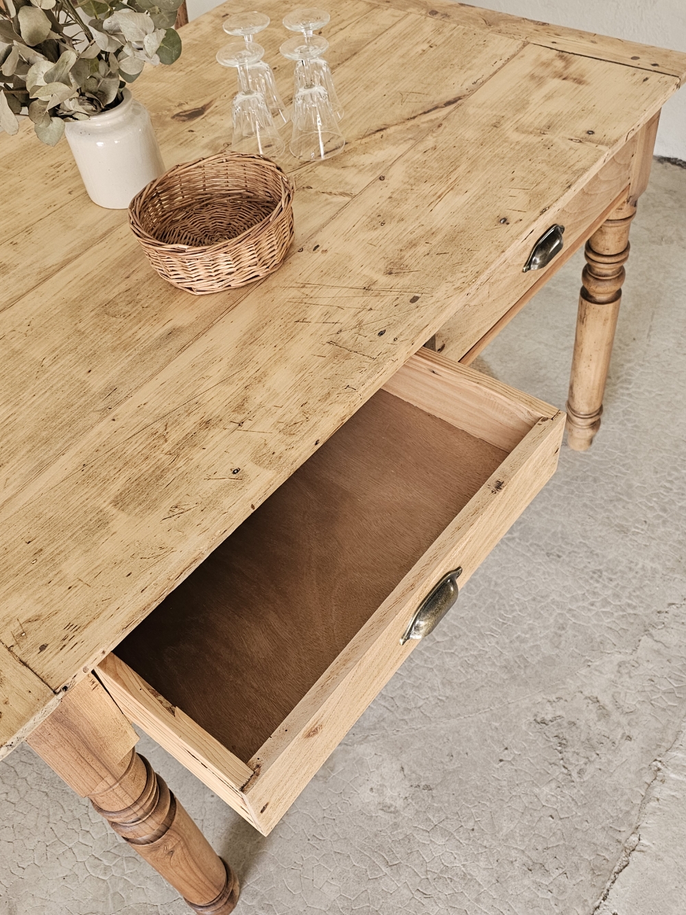 Ancienne table en bois massif -2 tiroirs 20260227_115604