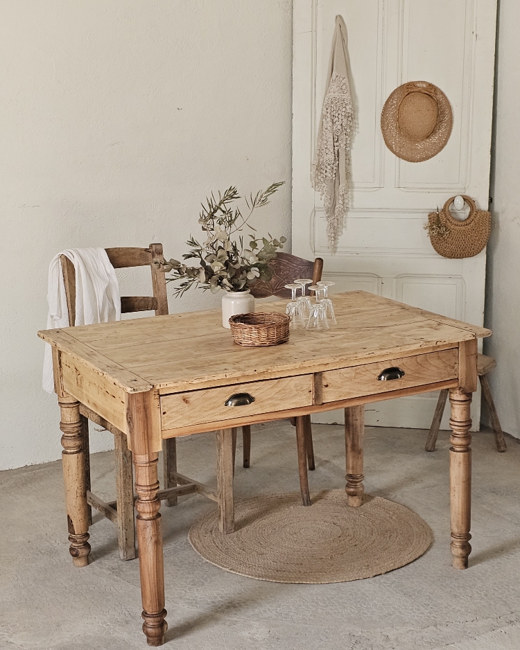 Ancienne table en bois massif -2 tiroirs 20260227_115417