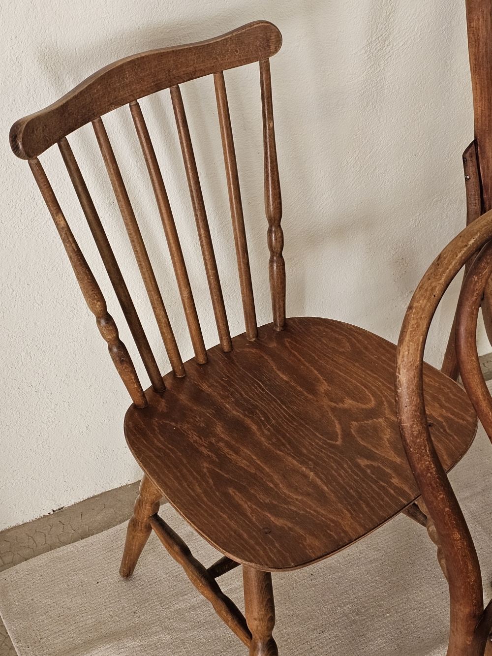 ensemble de chaises bistrot en bois anciennes20260304_133200