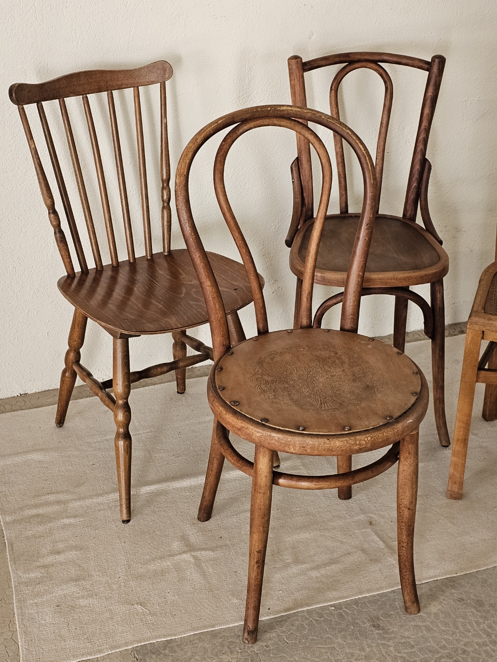 ensemble de chaises bistrot en bois anciennes20260304_133134
