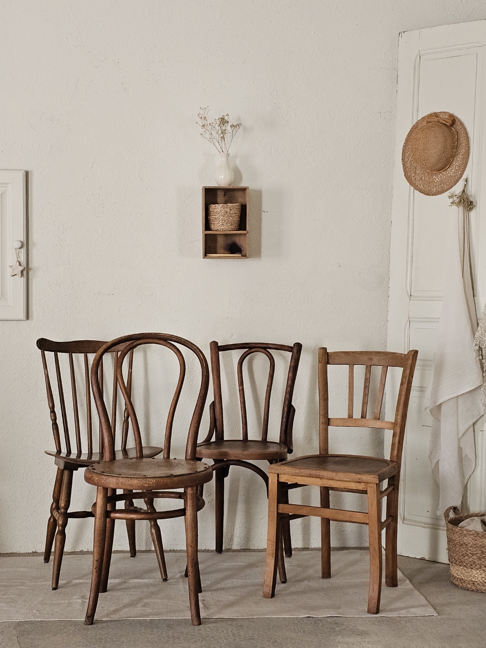 ensemble de chaises bistrot en bois anciennes20260304_133108