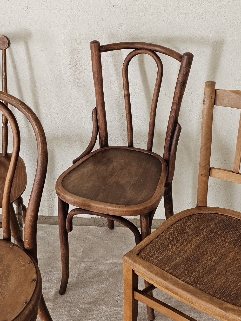 ensemble de chaises bistrot en bois anciennes20260304_133146