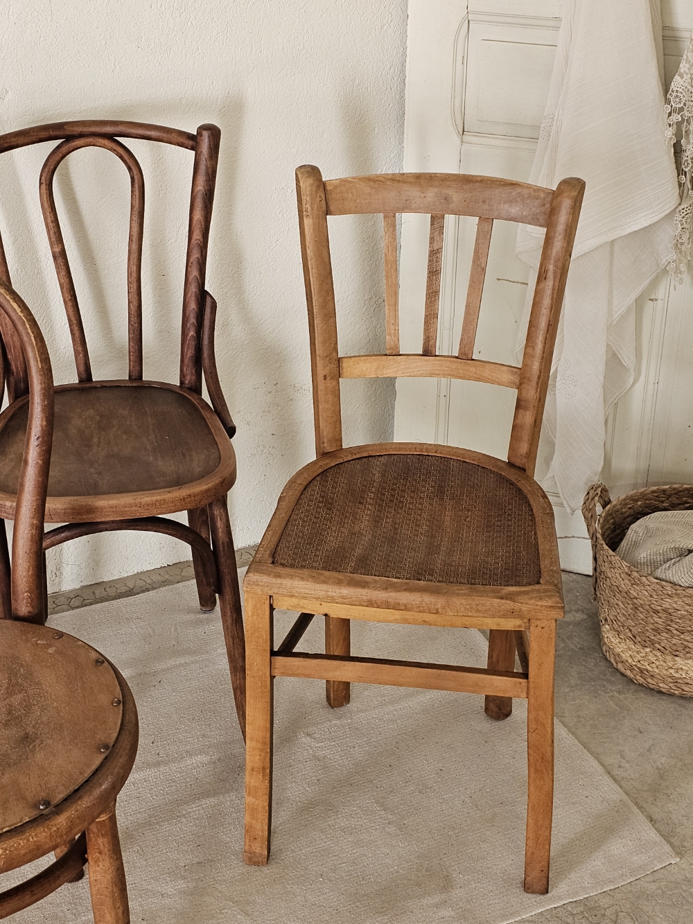 ensemble de chaises bistrot en bois anciennes20260304_133140
