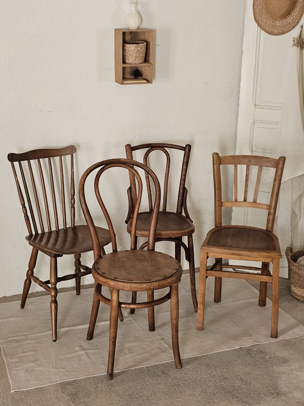 ensemble de chaises bistrot en bois anciennes20260304_133126