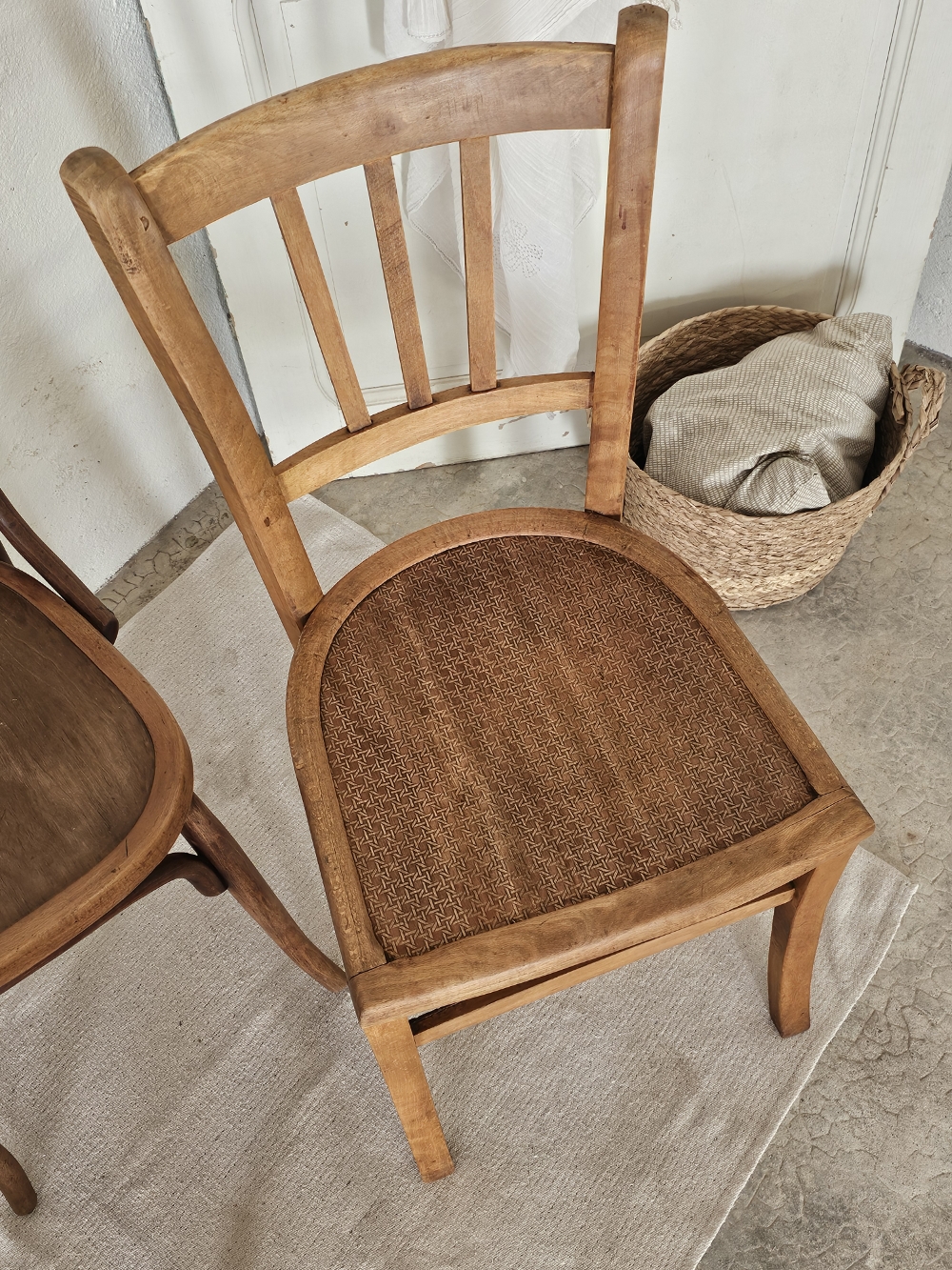 ensemble de chaises bistrot en bois anciennes20260304_133218