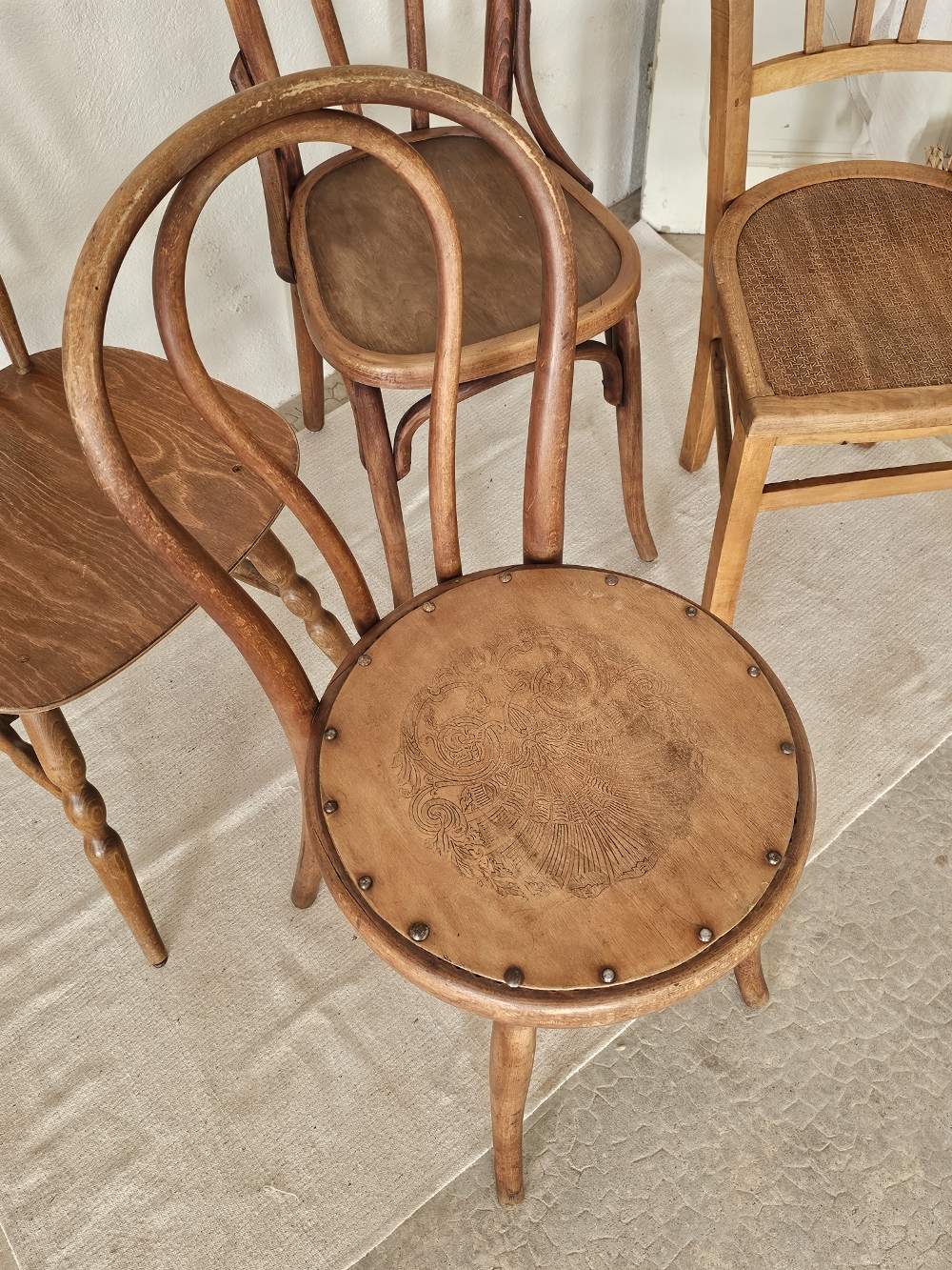 ensemble de chaises bistrot en bois anciennes20260304_133213