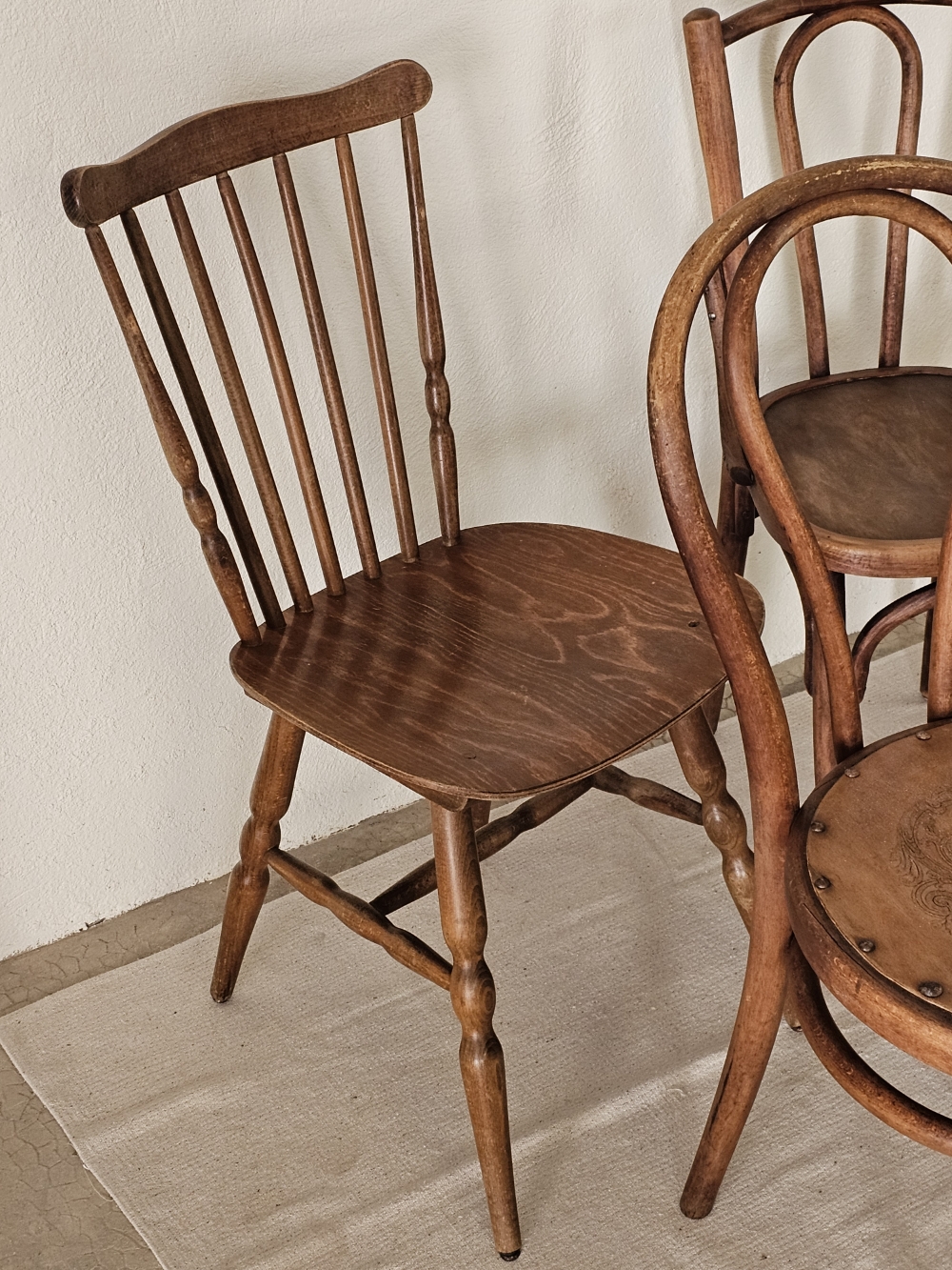 ensemble de chaises bistrot en bois anciennes20260304_133153