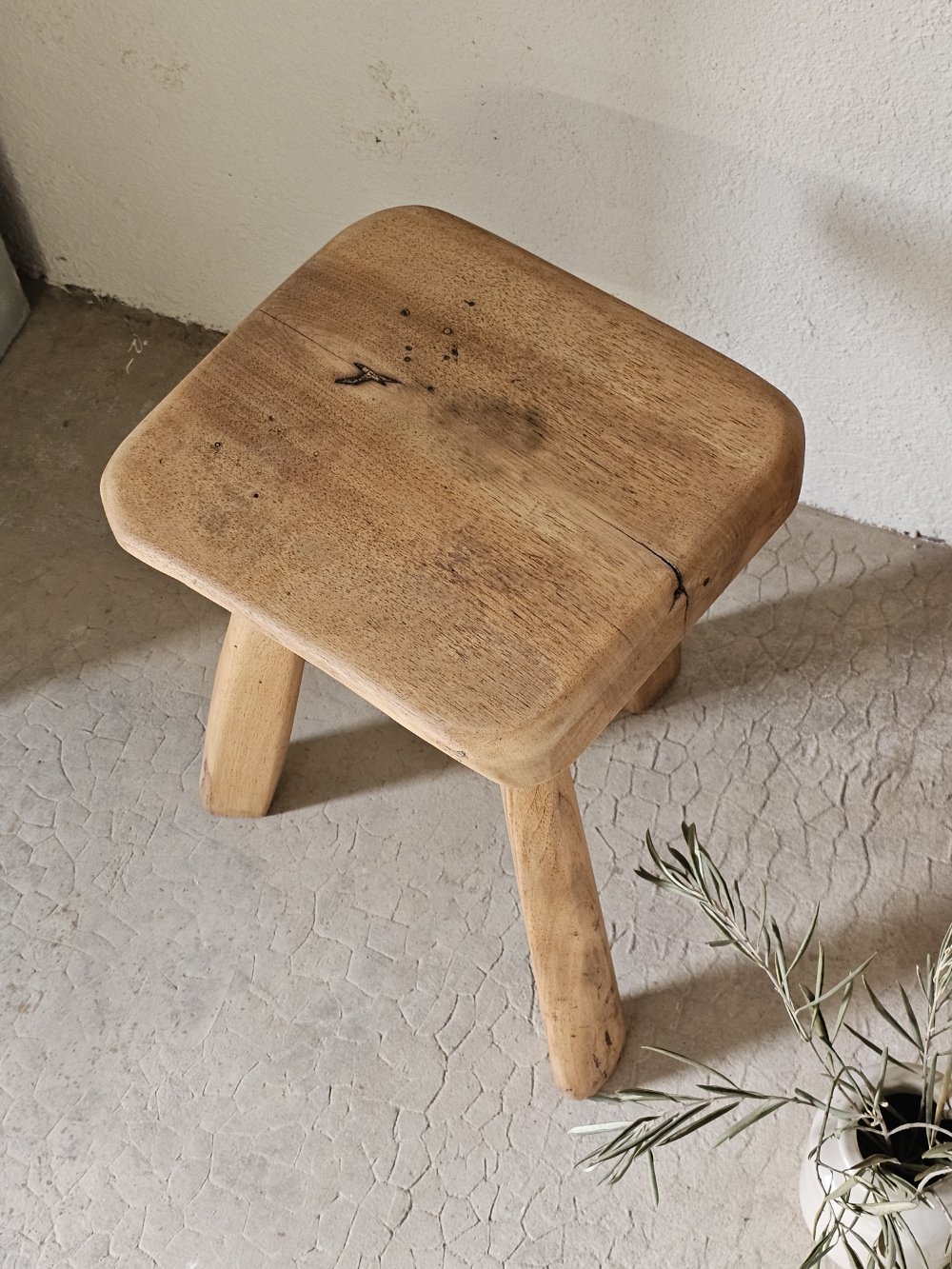 ancien tabouret tripode20260311_140236