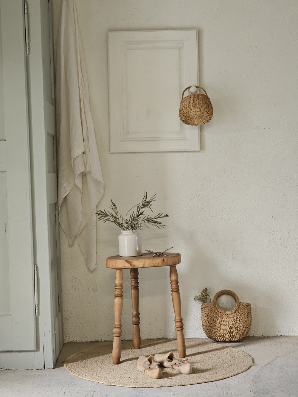 Tabouret ancien tripode en bois massif 20260311_081015
