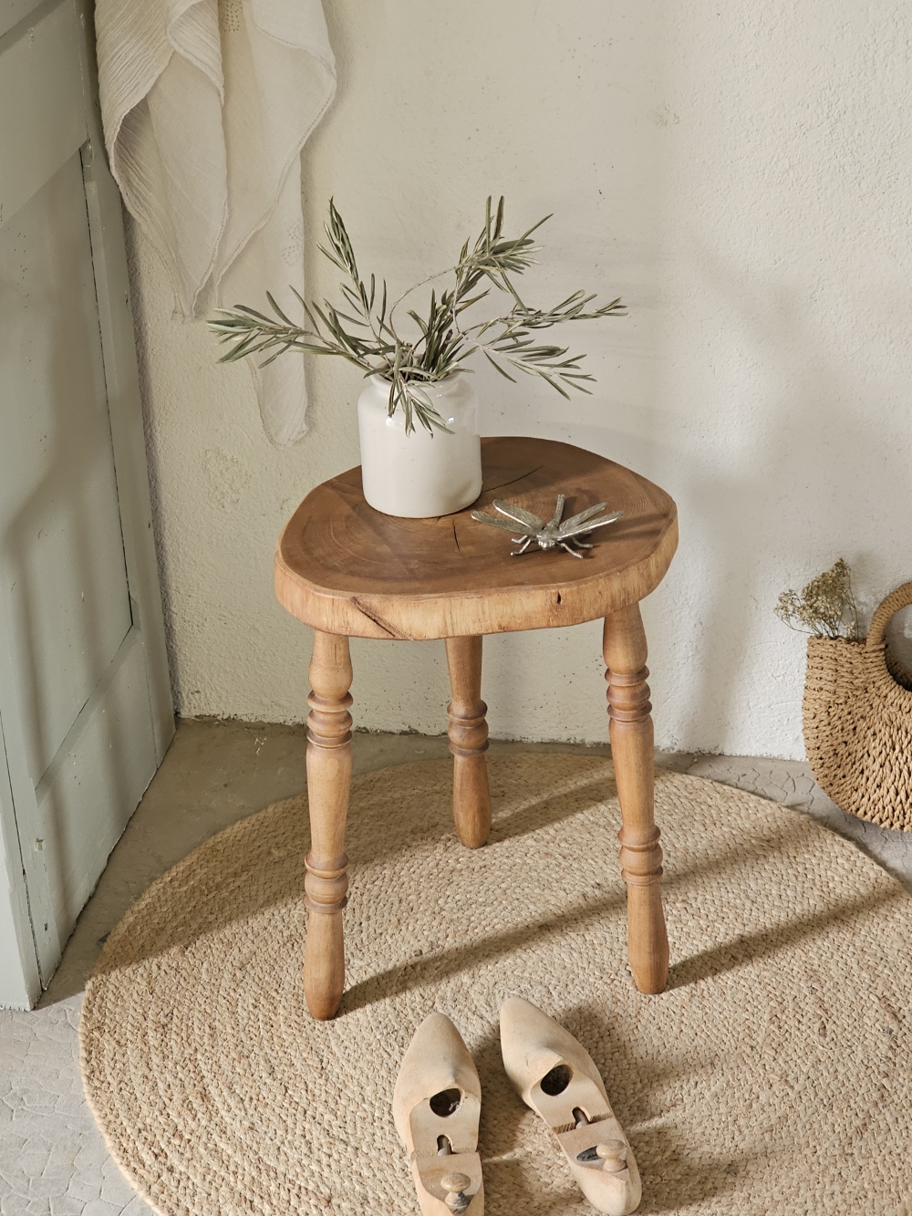 Tabouret ancien tripode en bois massif 20260311_081025