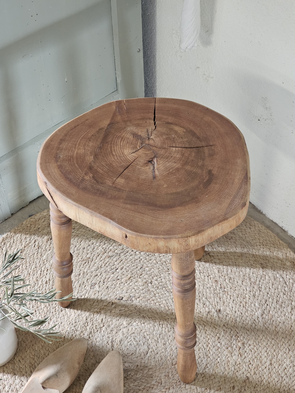 Tabouret ancien tripode en bois massif 20260311_081112