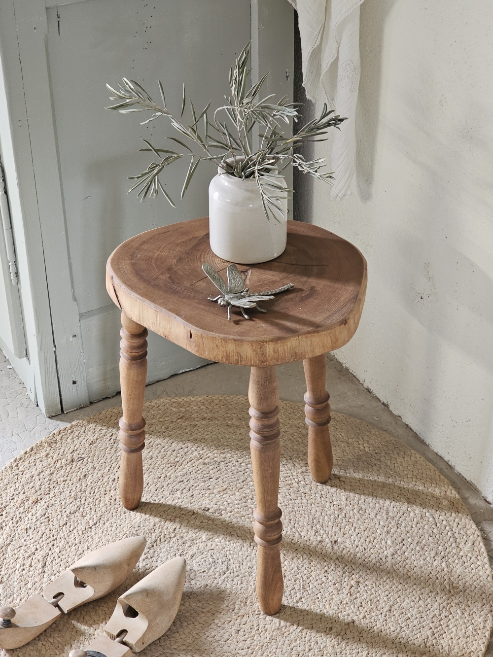Tabouret ancien tripode en bois massif 20260311_081035