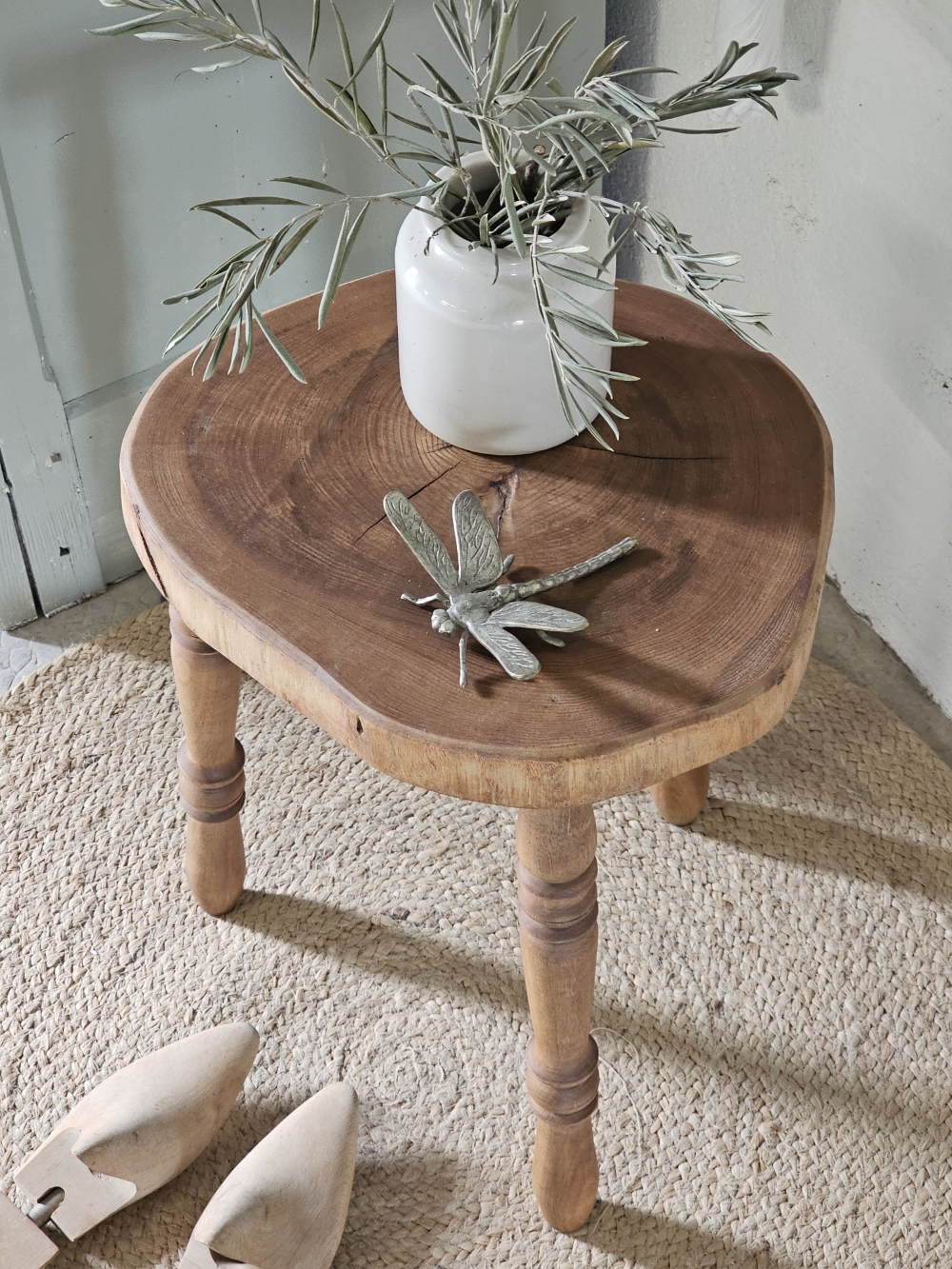 Tabouret ancien tripode en bois massif 20260311_081045