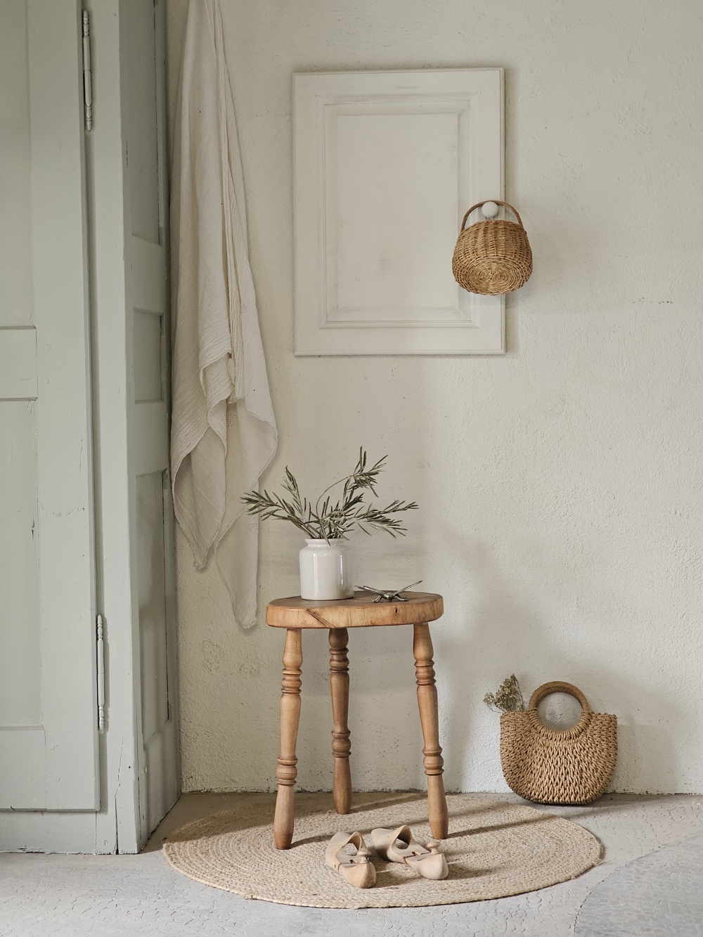 Tabouret ancien tripode en bois massif 20260311_080952