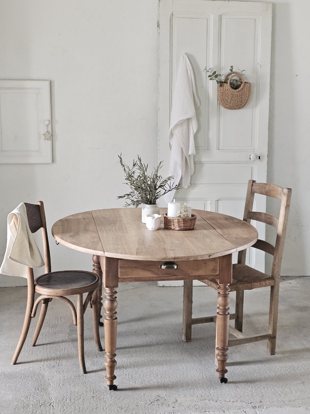 ancienne table ovale en bois massif20260330_094449