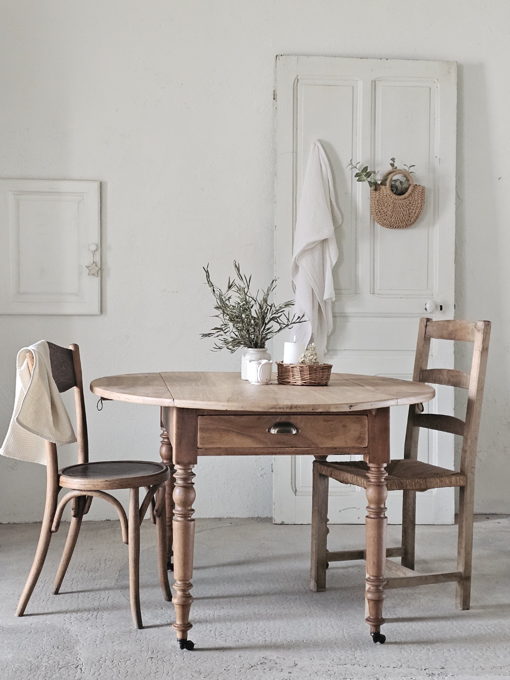 ancienne table ovale en bois massif20260330_094500