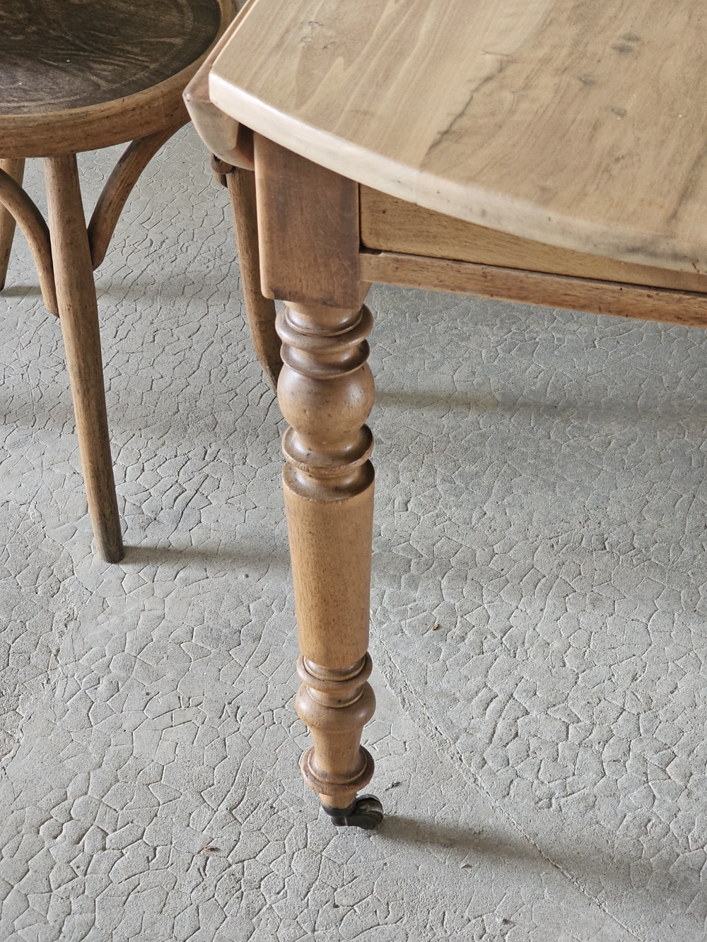 ancienne table ovale en bois massif20260330_095223