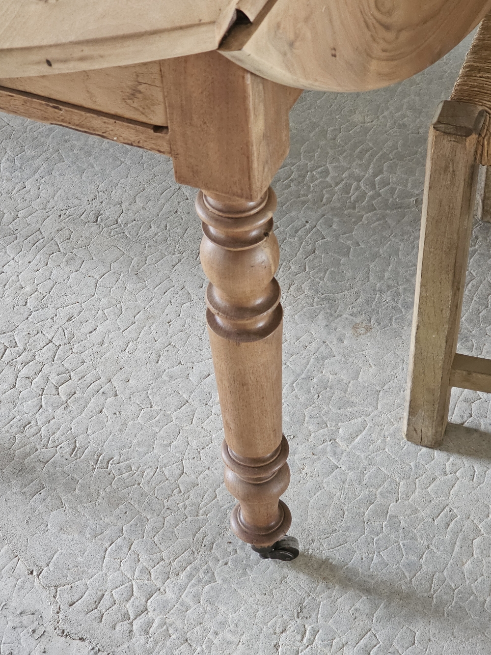 ancienne table ovale en bois massif20260330_095229