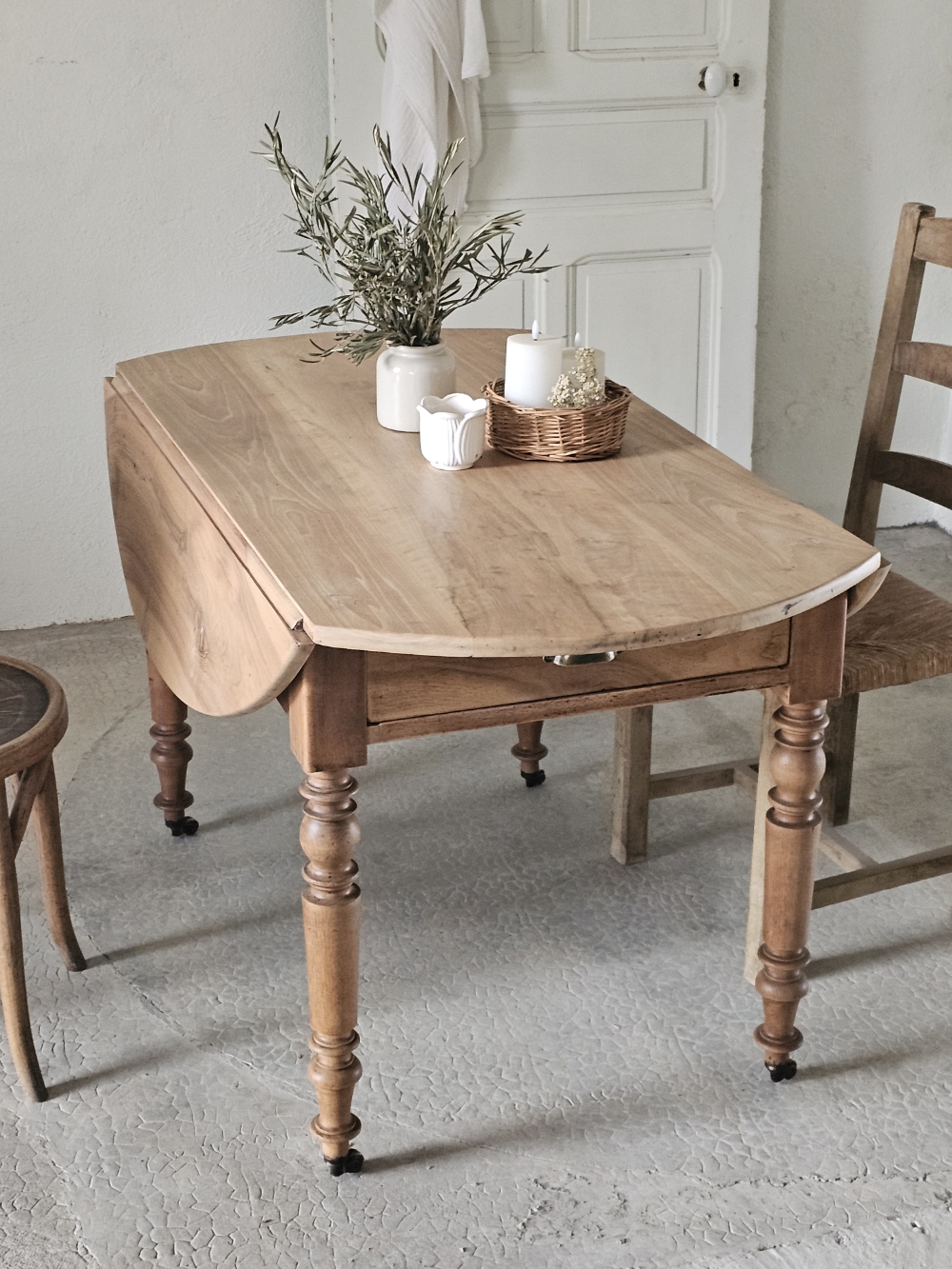 ancienne table ovale en bois massif20260330_095051