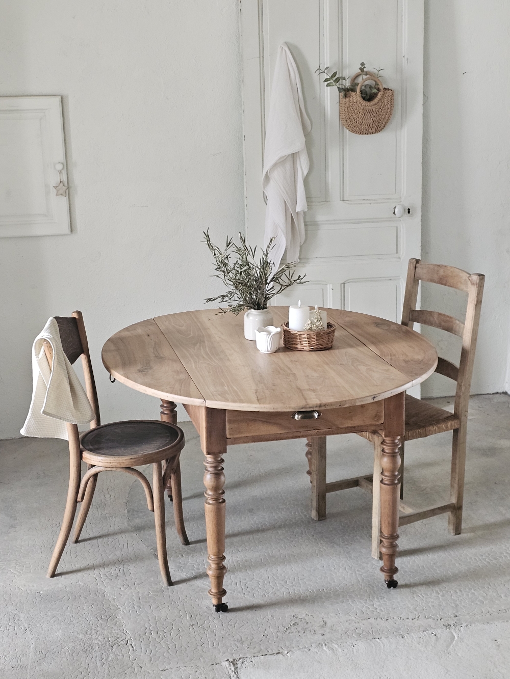 ancienne table ovale en bois massif20260330_094555