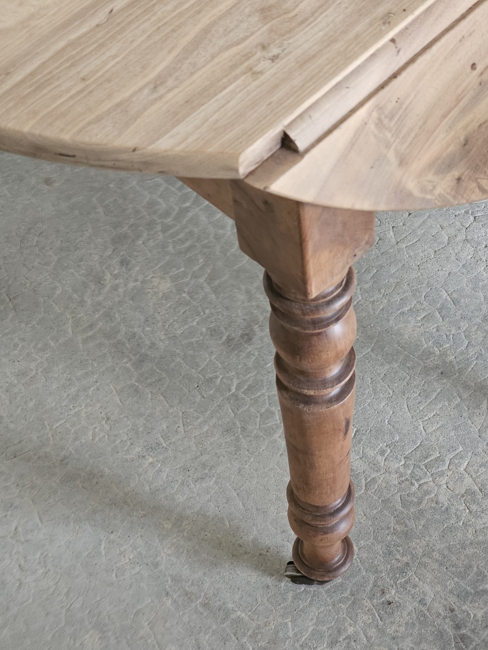 ancienne table ovale en bois massif20260330_095300