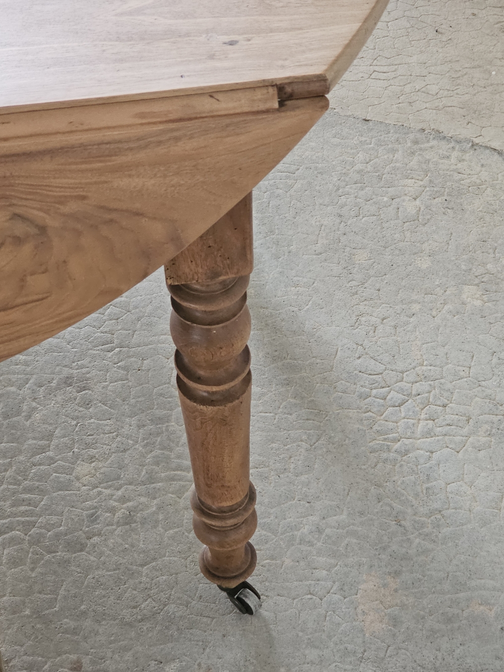 ancienne table ovale en bois massif20260330_095239