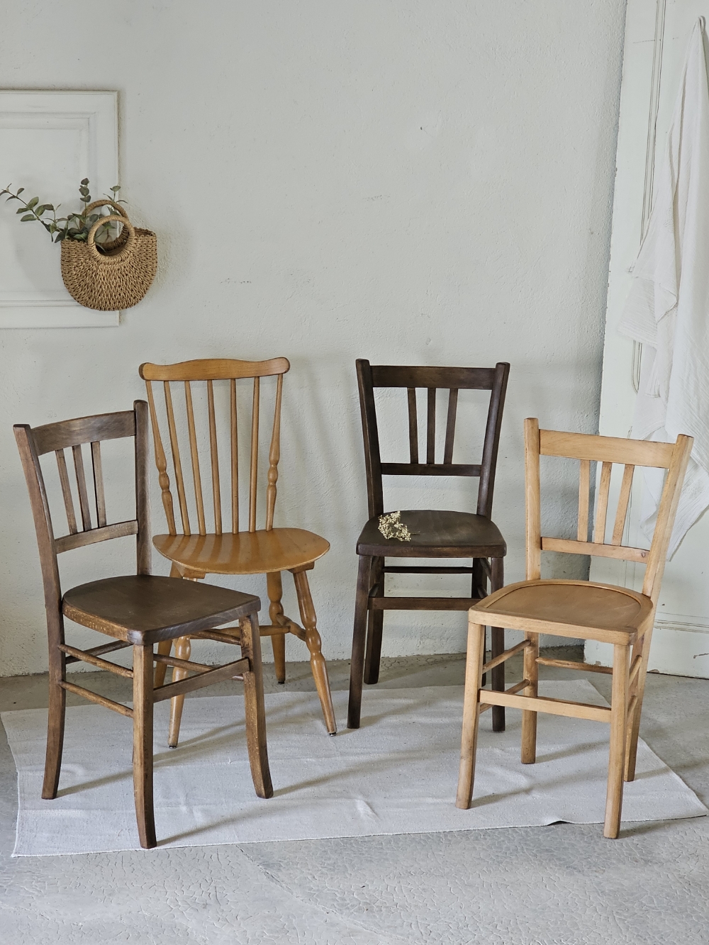 Ensemble de 4 chaises bistrot en bois - belle patine 20260331_170026