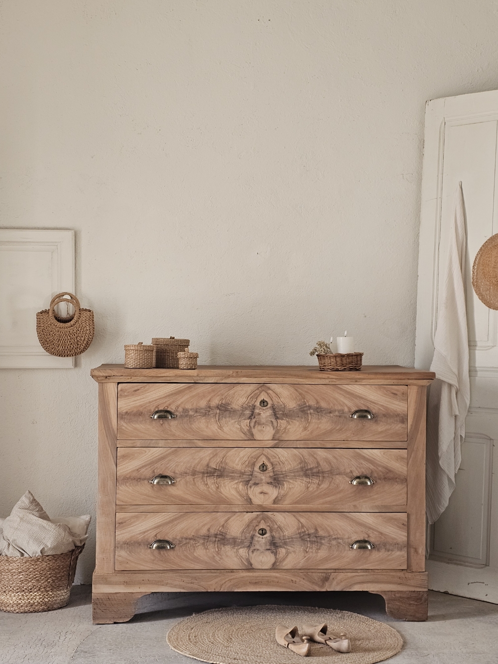 ancienne commode en noyer 3 tiroirs,bois brut et poignées coquille20260403_091647