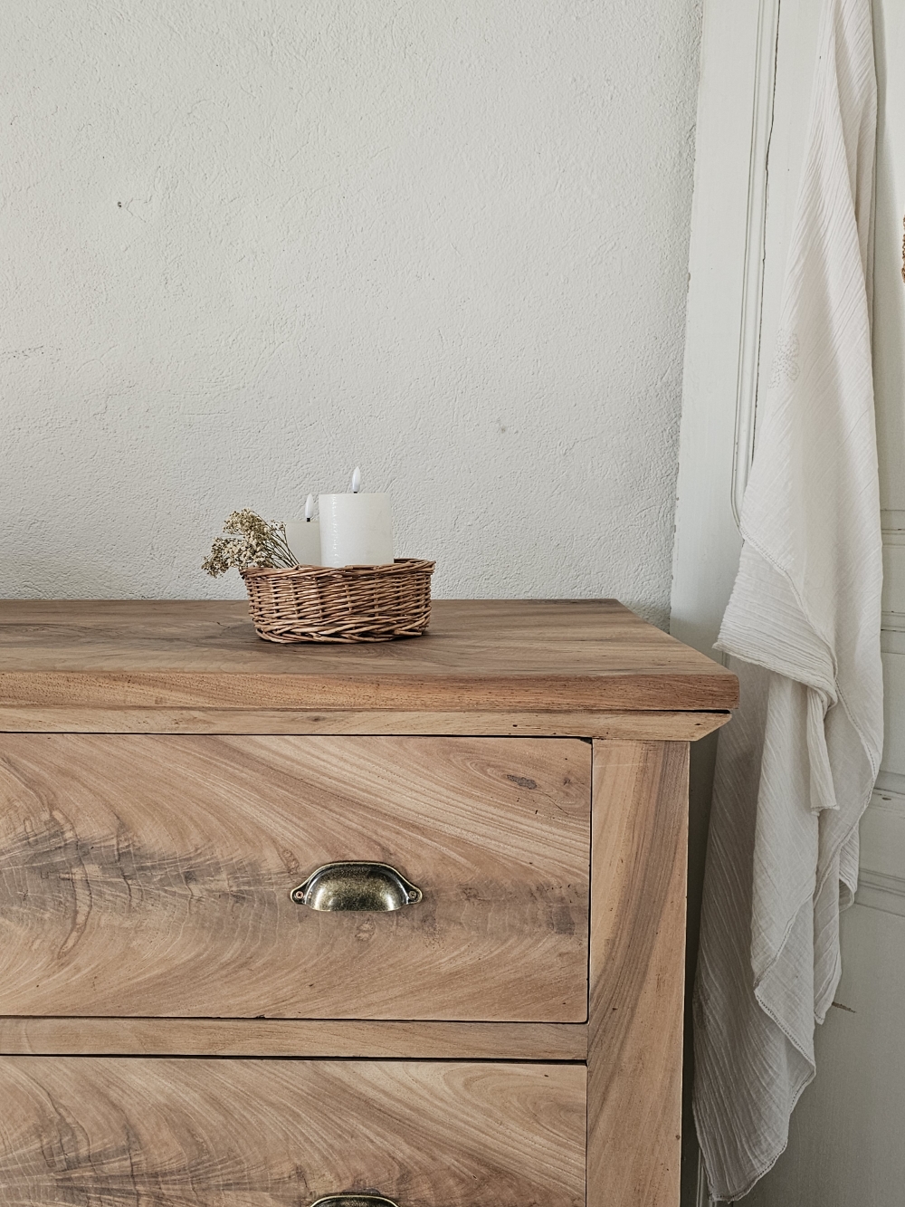 ancienne commode en noyer 3 tiroirs,bois brut et poignées coquille20260403_091757