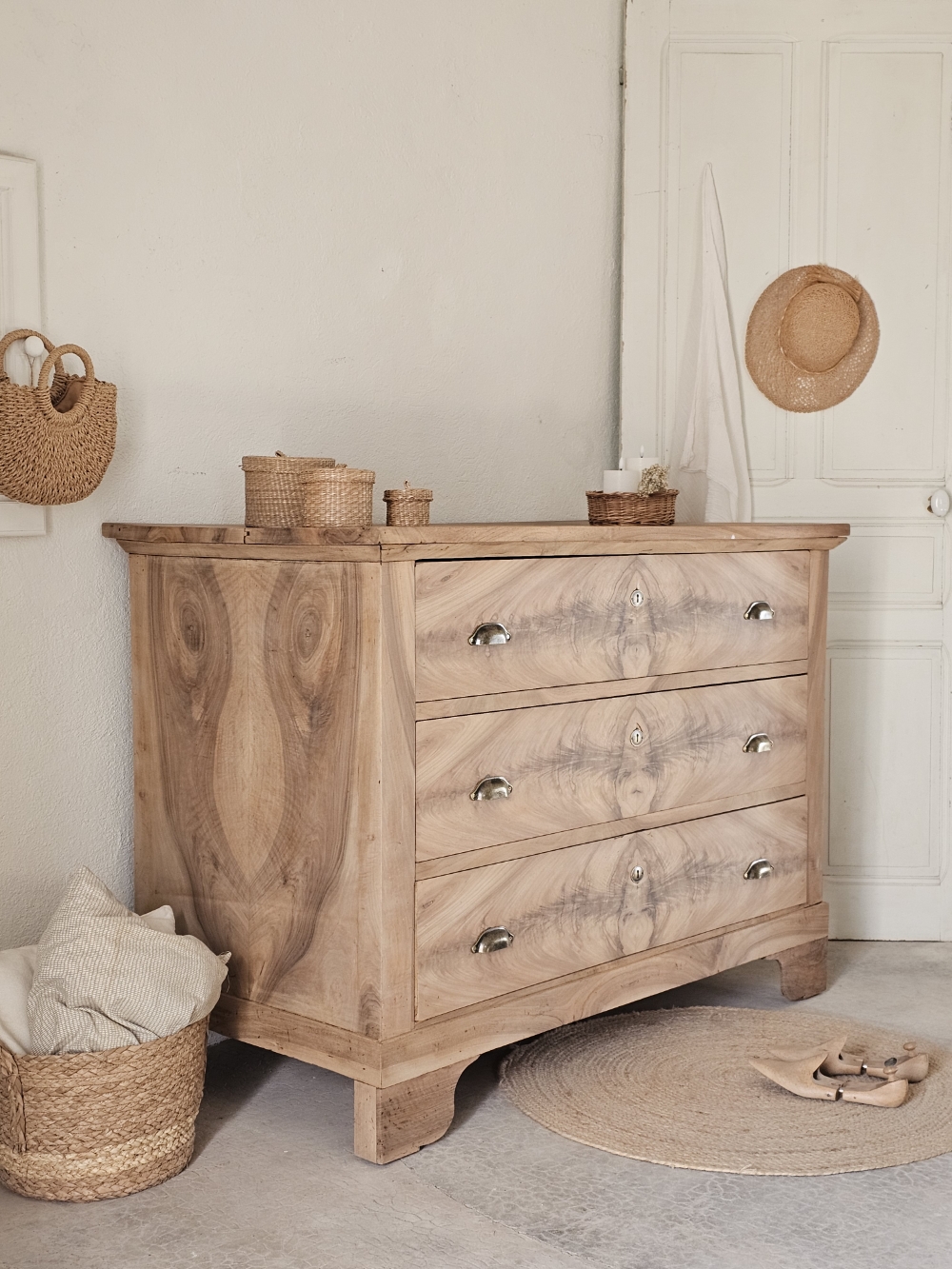 ancienne commode en noyer 3 tiroirs,bois brut et poignées coquille20260403_092218