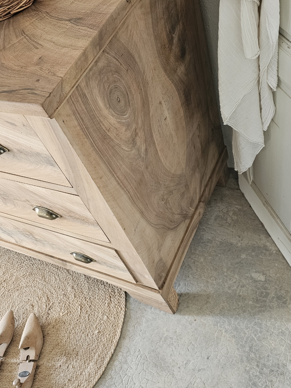 ancienne commode en noyer 3 tiroirs,bois brut et poignées coquille20260403_091735