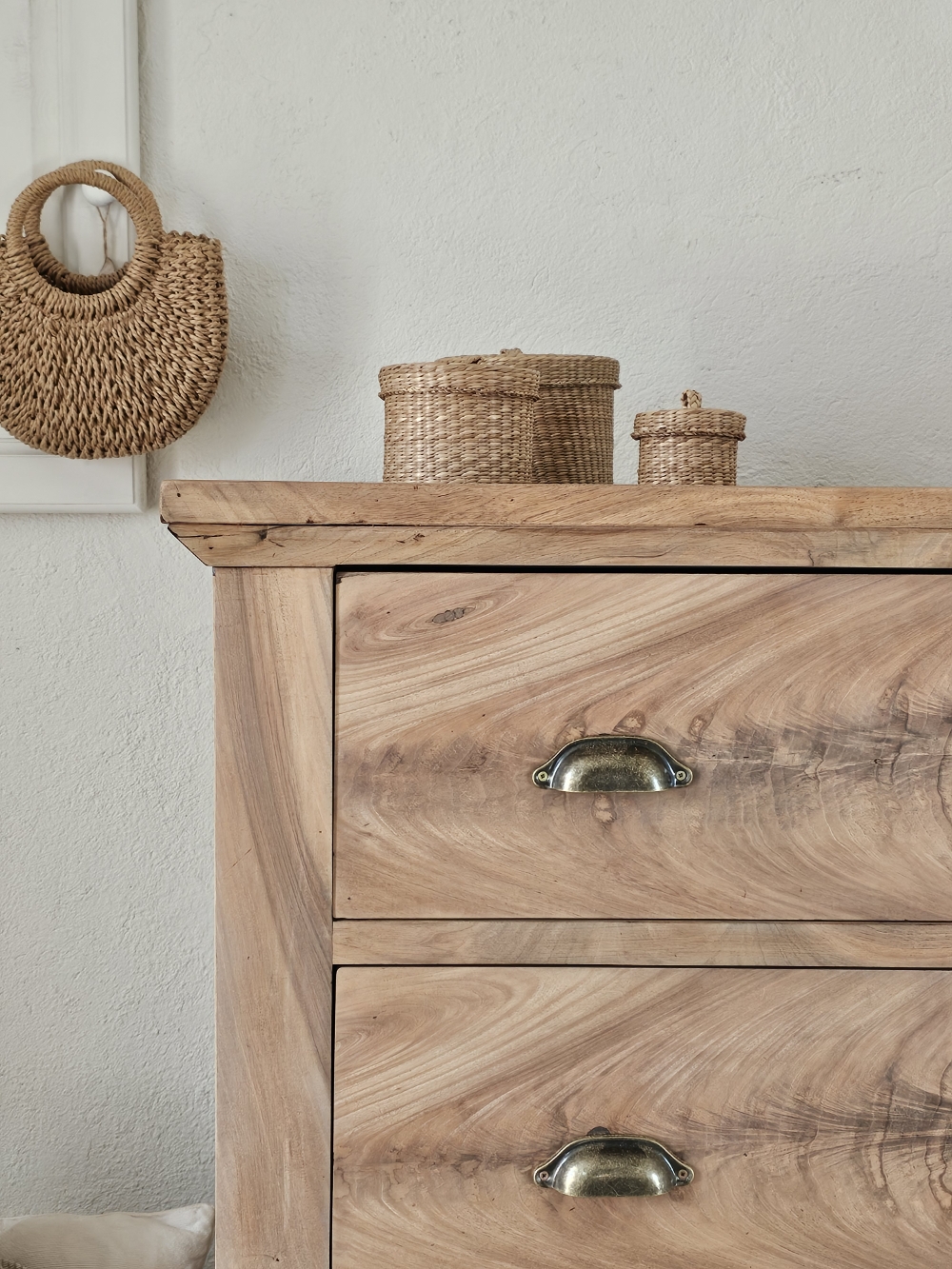 ancienne commode en noyer 3 tiroirs,bois brut et poignées coquille20260403_092326