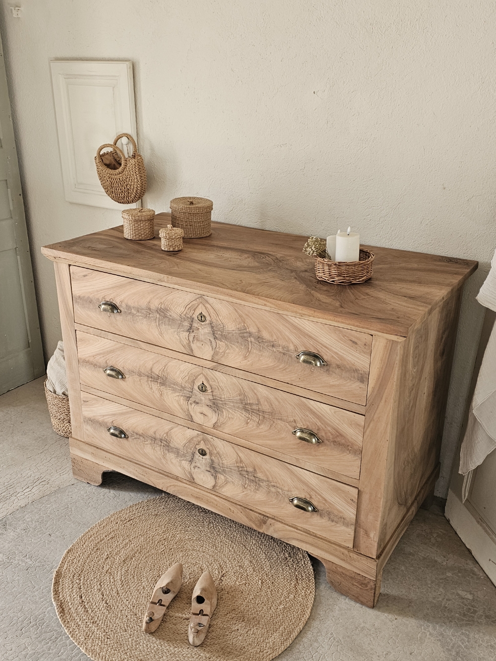 ancienne commode en noyer 3 tiroirs,bois brut et poignées coquille20260403_091728