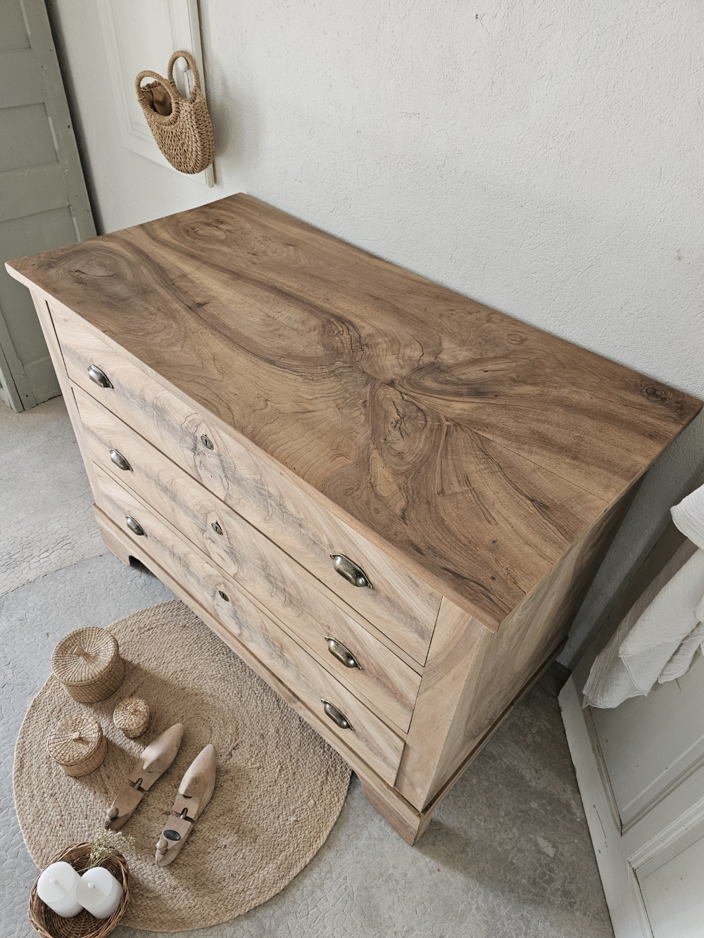 ancienne commode en noyer 3 tiroirs,bois brut et poignées coquille20260403_091934