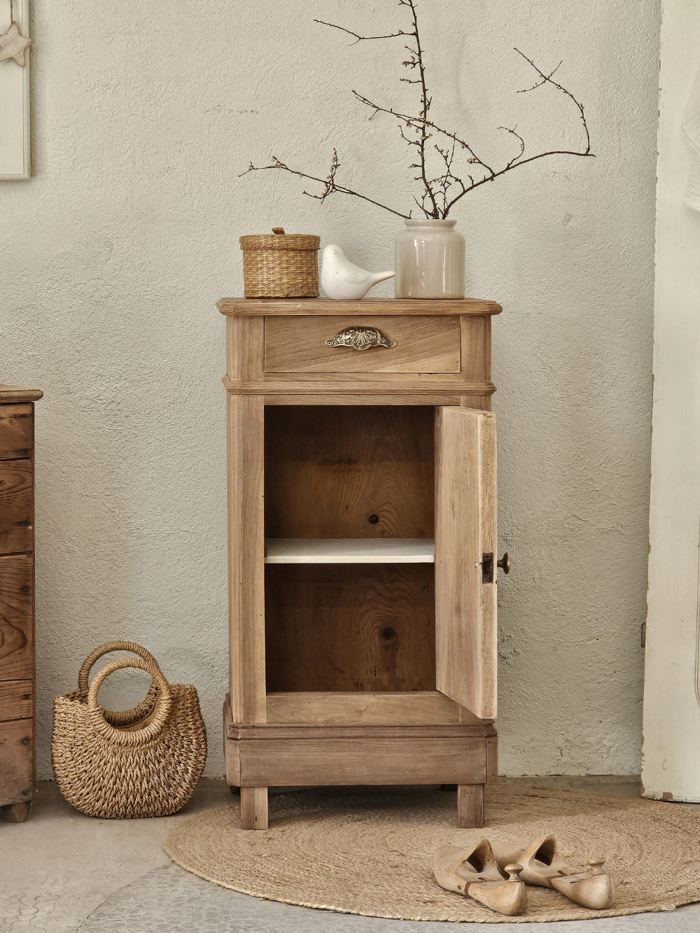Petit meuble d’appoint ancien en bois patiné – tiroir et étagères20260408_114210