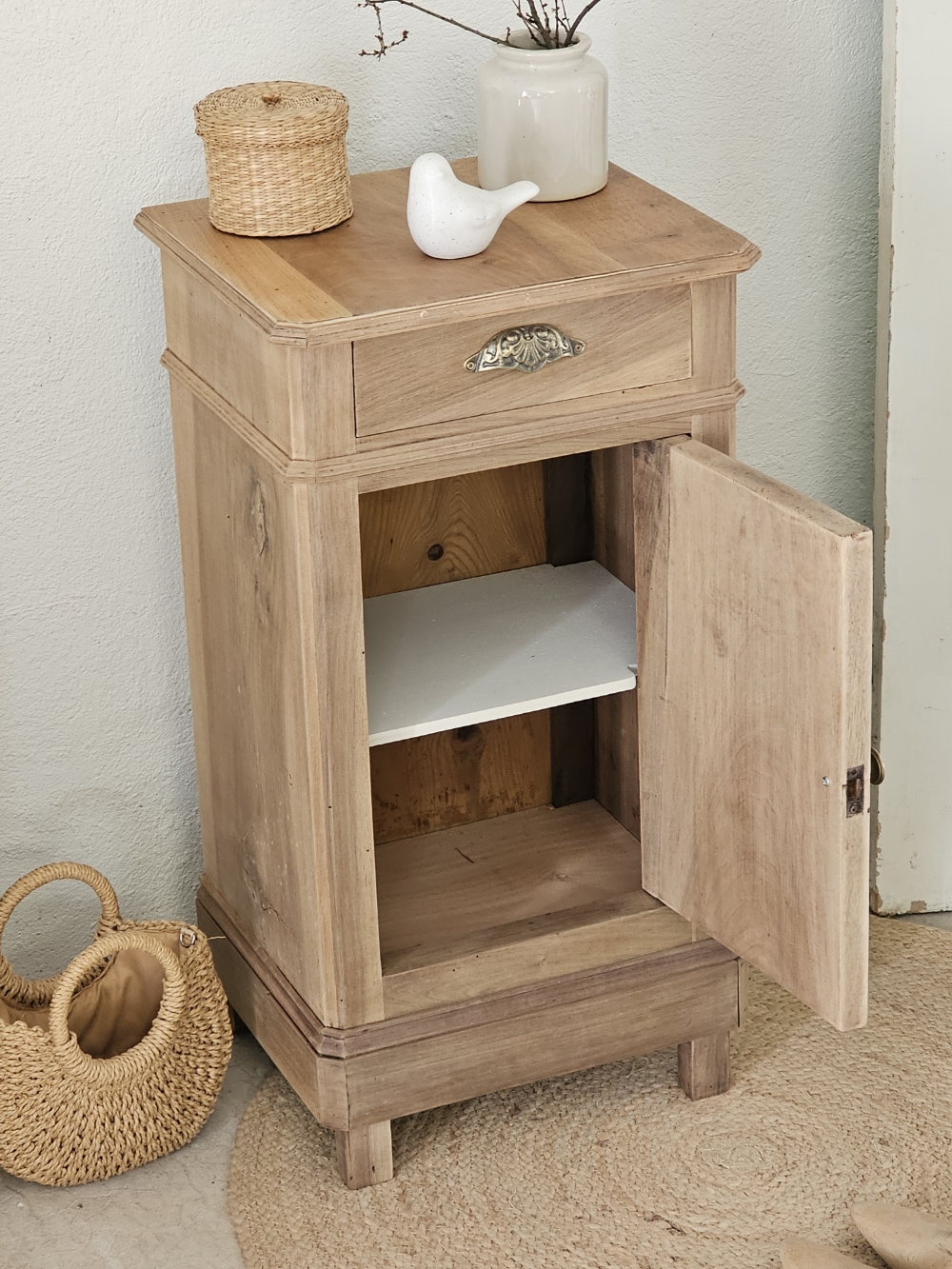 Petit meuble d’appoint ancien en bois patiné – tiroir et étagères20260408_114225