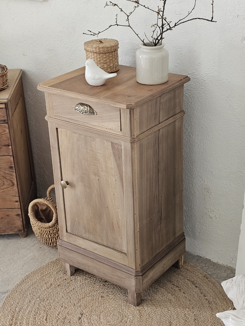 Petit meuble d’appoint ancien en bois patiné – tiroir et étagères20260408_114134