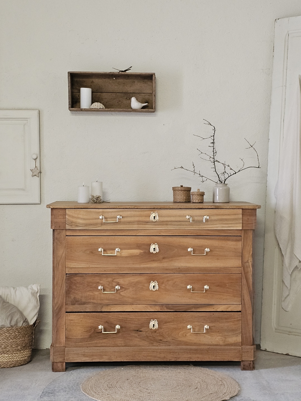 commode ancienne en bois massif et laiton doré20260413_131608