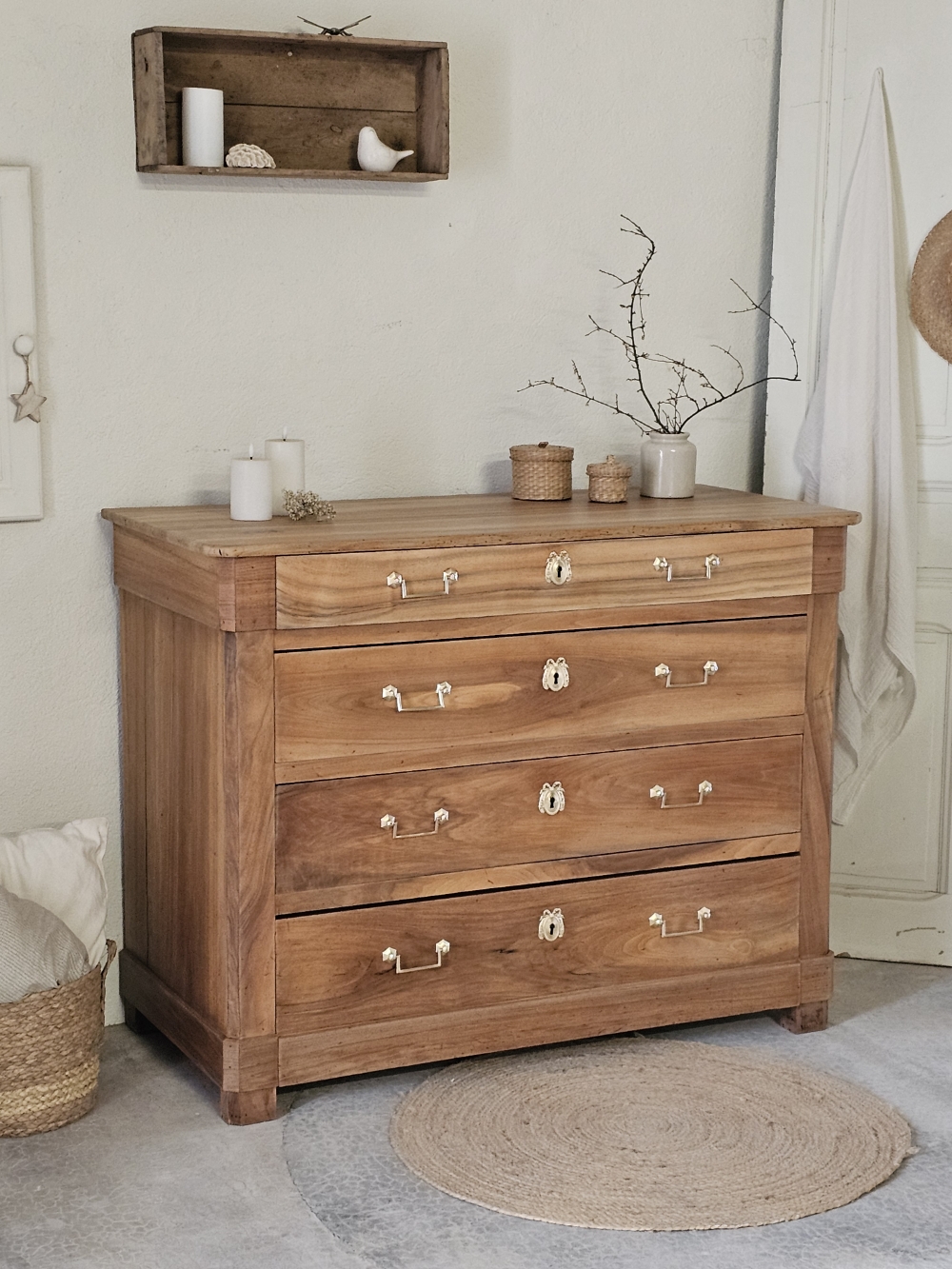 commode ancienne en bois massif et laiton doré20260413_131626
