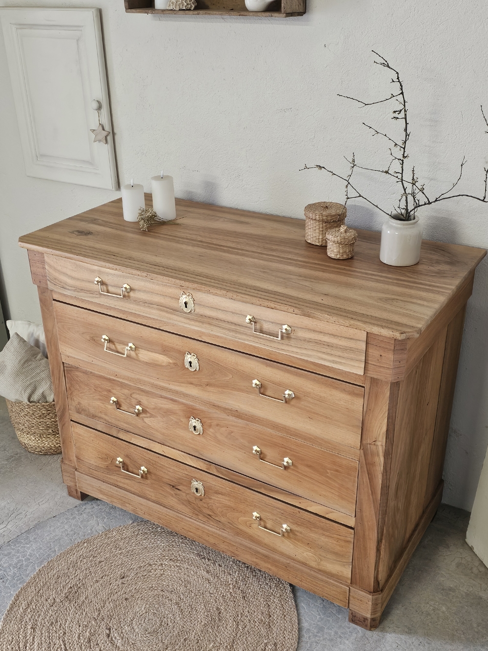 commode ancienne en bois massif et laiton doré20260413_131656