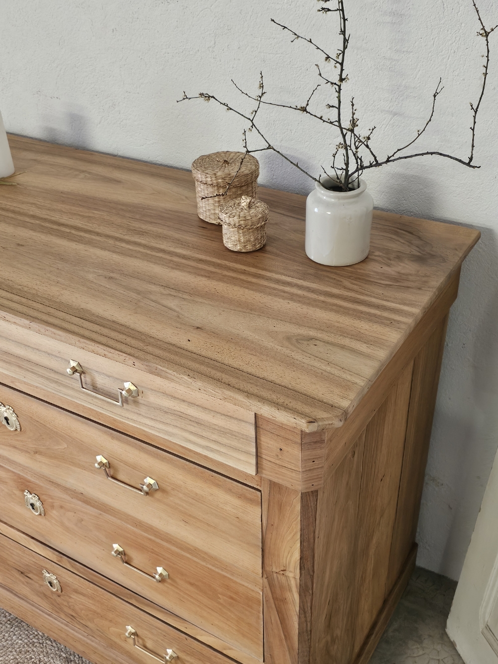 commode ancienne en bois massif et laiton doré20260413_131704