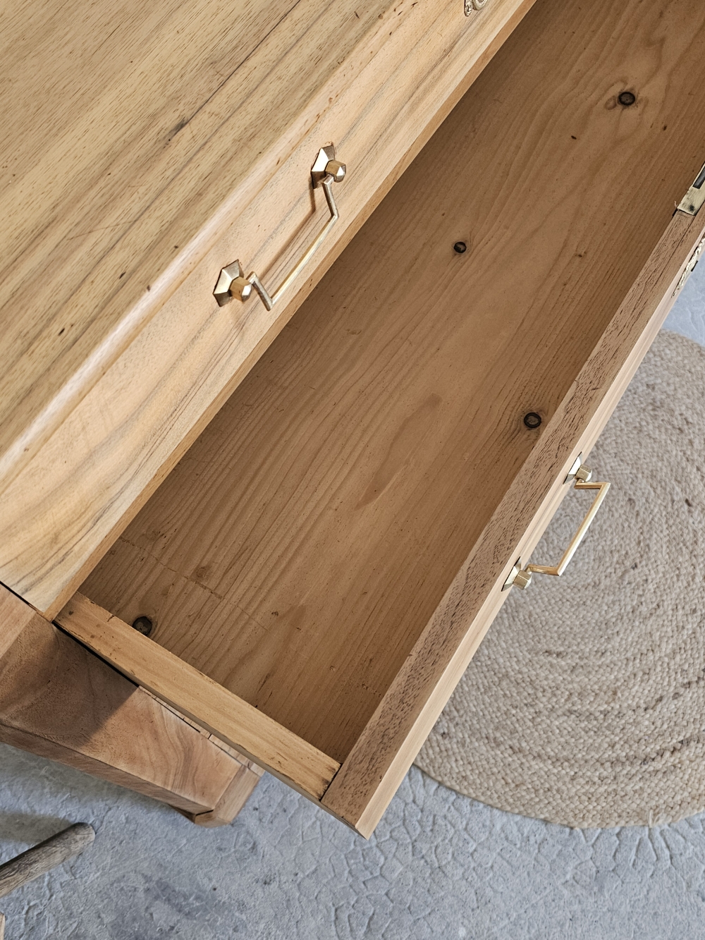 ancienne commode ancienne en bois massif et laiton doré20260418_114446