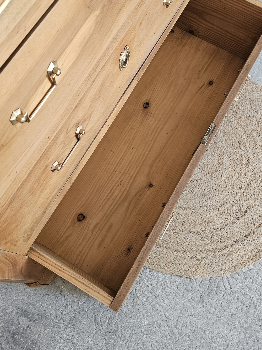 ancienne commode ancienne en bois massif et laiton doré20260418_114539