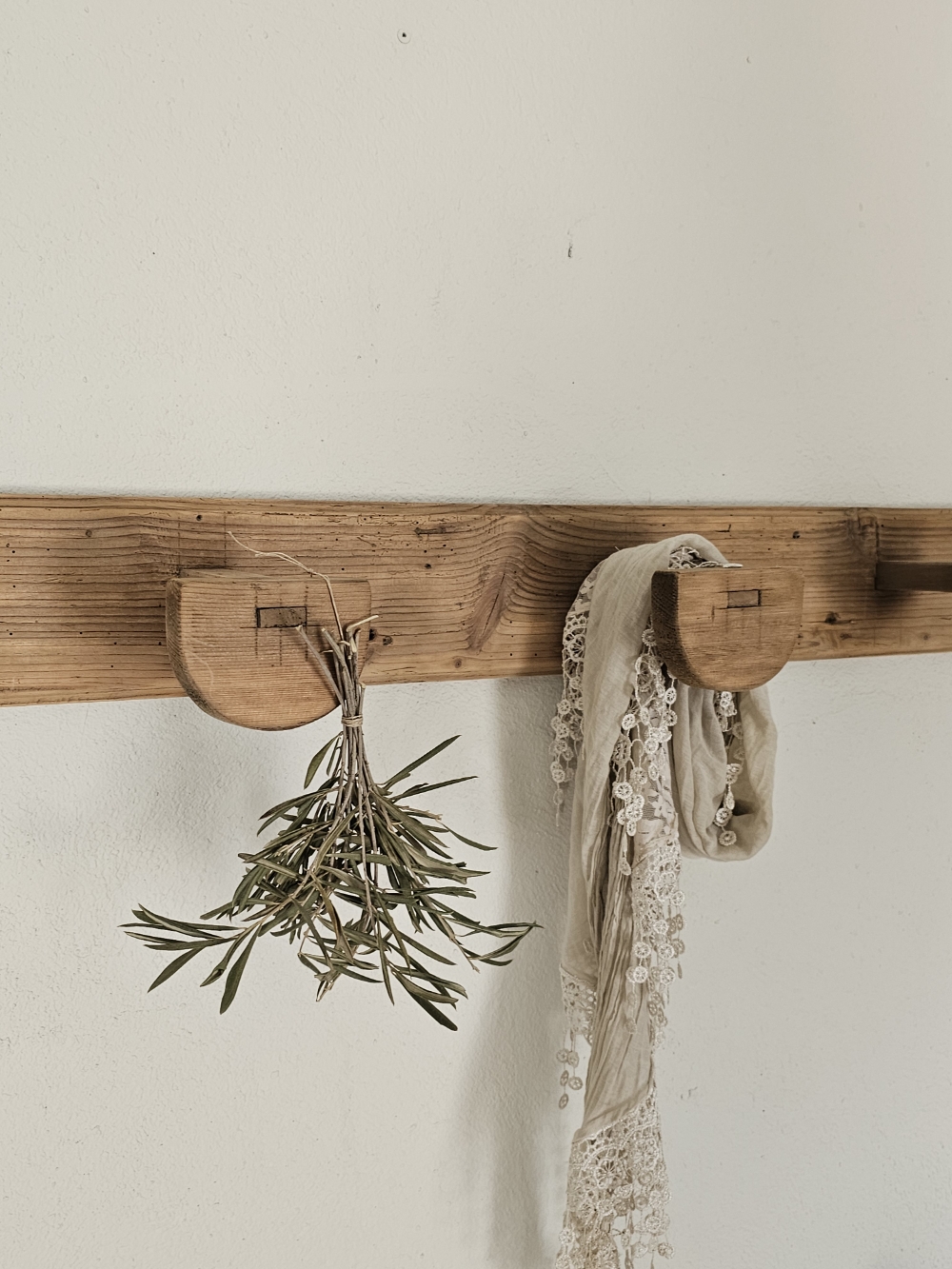 Ancien porte manteau vintage en bois 4 pateres20260426_103515