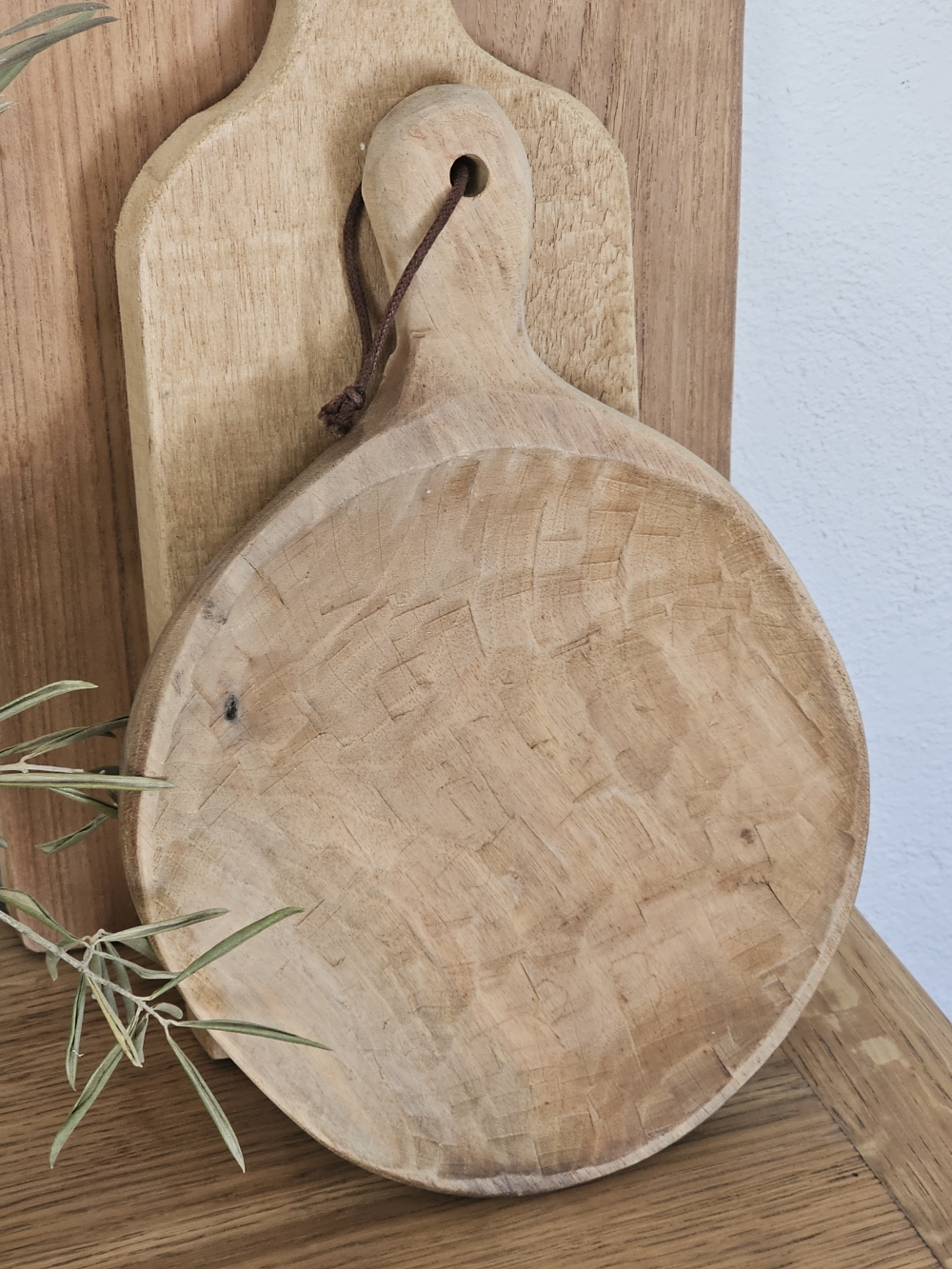 Plat Monoxyle Ancien en Bois Sculpté – Art Pop20260425_131921