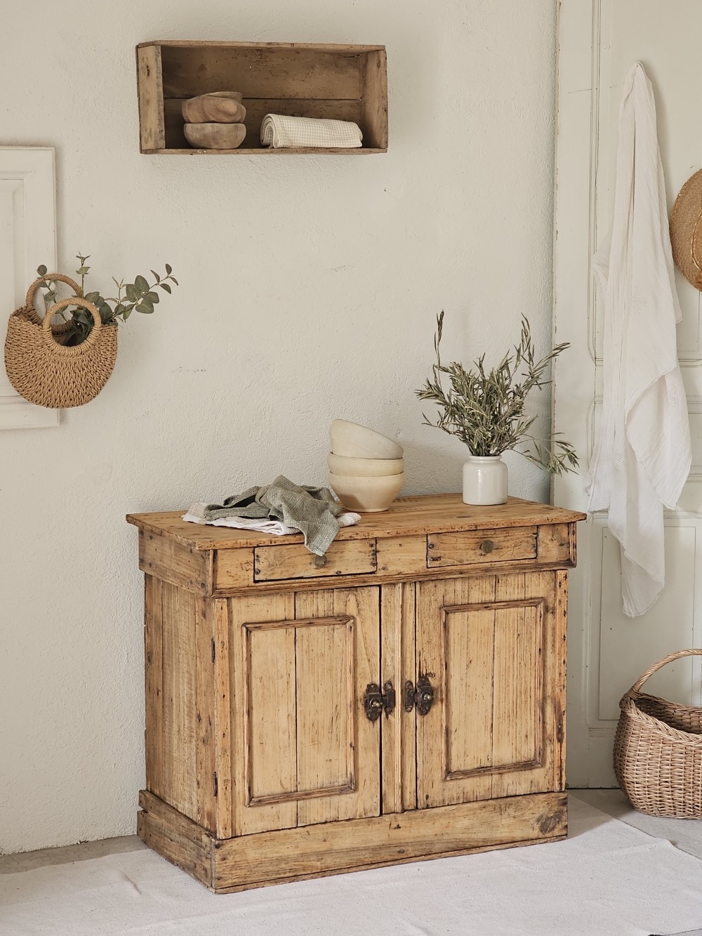 Meuble patiné Petit Buffet Bas Rustique en Bois Br20260426_094401