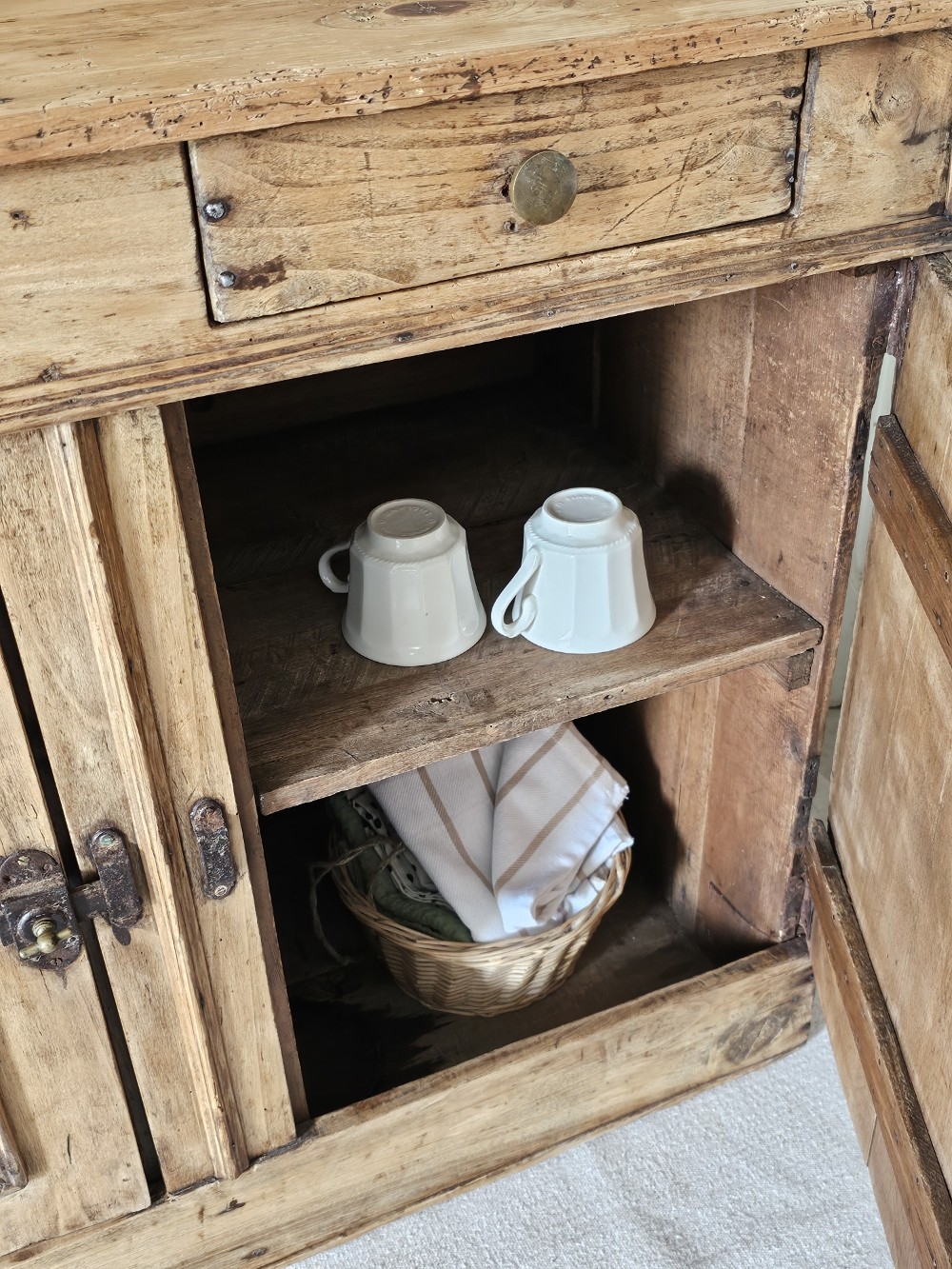 Meuble patiné Petit Buffet Bas Rustique en Bois Br20260426_094735