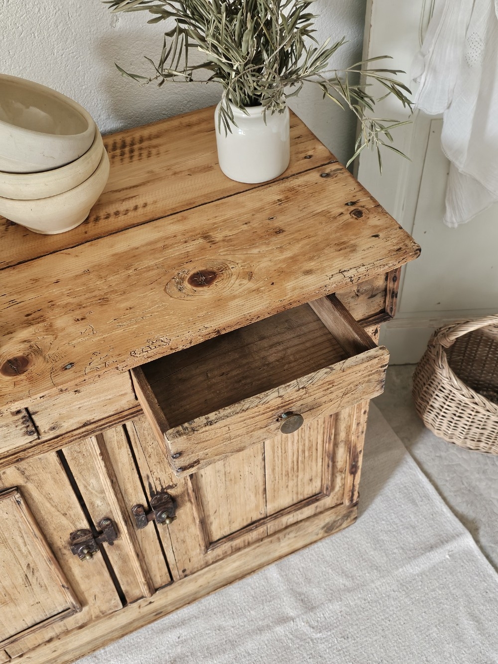 Meuble patiné Petit Buffet Bas Rustique en Bois Br20260426_094752