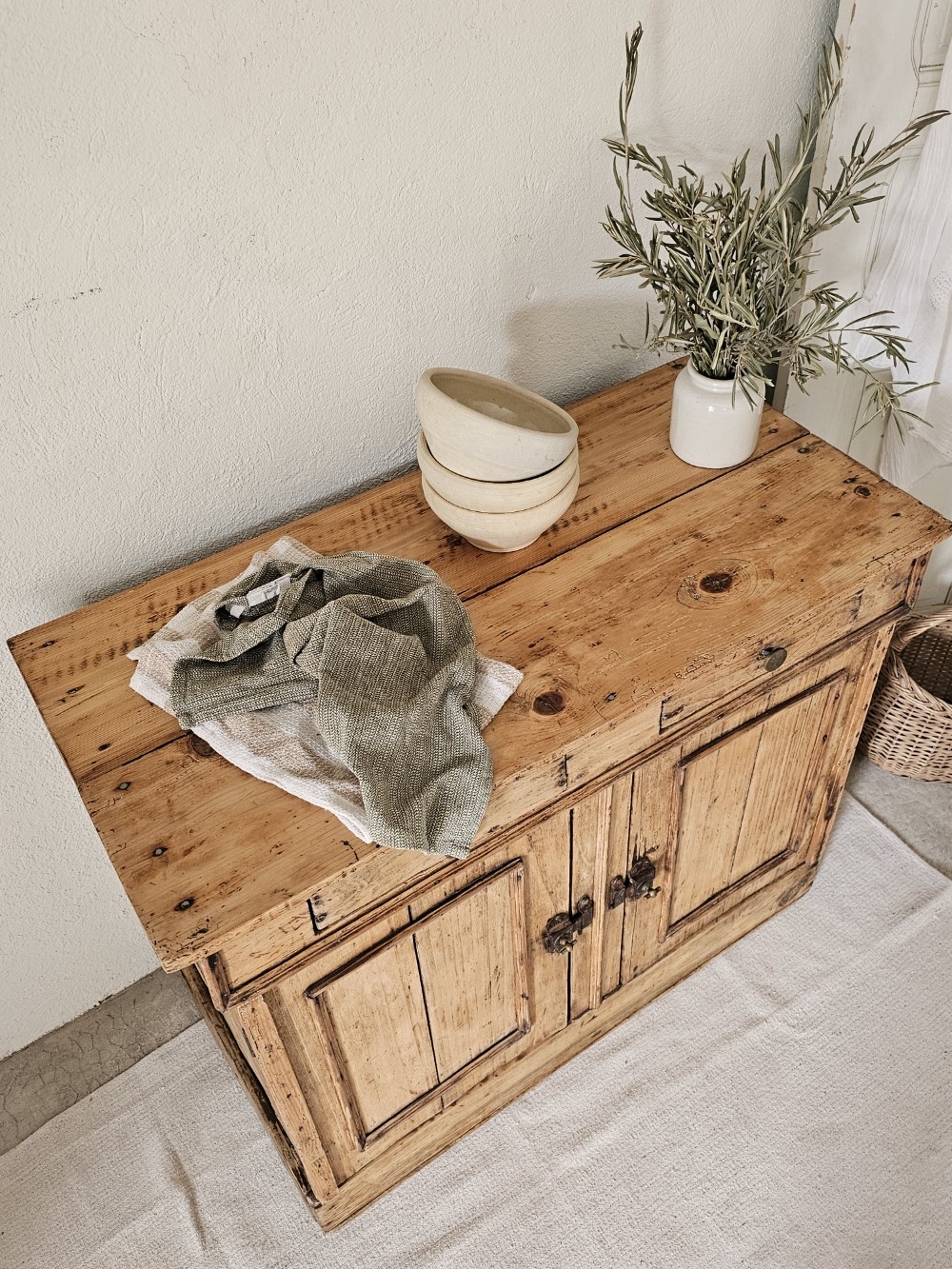 Meuble patiné Petit Buffet Bas Rustique en Bois Br20260426_094852